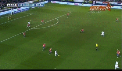 Phút 45: Callejon nỗ lực khống chế bóng (dù có vẻ đã ra biên) để Fabio Coentrao dứt điểm không thành. Và nếu bạn thắc mắc về cái tay, thì đó là của một khán giả. Phút 45: Callejon nỗ lực khống chế bóng (dù có vẻ đã ra biên) để Fabio Coentrao dứt điểm không thành. Và nếu bạn thắc mắc về cái tay, thì đó là của một khán giả.