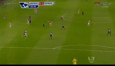 Theo Walcott đáp trả với cú vô-lê, nhưng bóng đi vọt xà.