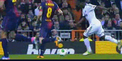 Ronaldo có cơ hội đánh đầu từ cự ly chưa đến 2m nhưng trượt, phí phạm quả tạt của Essien. Ronaldo có cơ hội đánh đầu từ cự ly chưa đến 2m nhưng trượt, phí phạm quả tạt của Essien.