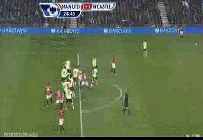 Phút 25: Man Utd 1-1 Newcastle. Ryan Giggs treo bóng vào từ quả đá phạt và Chicharito có cú sút bị cản phá trước khi Jonny Evans lao vào đá bồi gỡ hòa. Phút 25: Man Utd 1-1 Newcastle. Ryan Giggs treo bóng vào từ quả đá phạt và Chicharito có cú sút bị cản phá trước khi Jonny Evans lao vào đá bồi gỡ hòa.