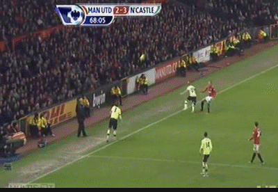 Phút 68: Man Utd 2-3 Newcastle. Papiss Cisse đệm lòng cực tốt sau khi Gabriel Obertan (!!) băng xuống ở cánh trái từ một quả ném biên. Phút 68: Man Utd 2-3 Newcastle. Papiss Cisse đệm lòng cực tốt sau khi Gabriel Obertan (!!) băng xuống ở cánh trái từ một quả ném biên.