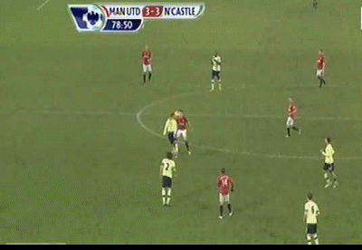 Phút 78: Robin Van Persie suýt nữa ghi bàn khi cú đệm bóng của anh đi chệch cột dọc! Phút 78: Robin Van Persie suýt nữa ghi bàn khi cú đệm bóng của anh đi chệch cột dọc!