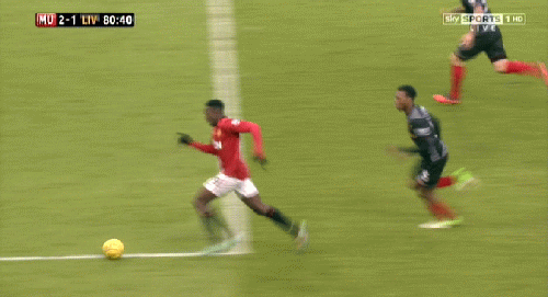 Wisdom không nhịn nổi cười khi anh bạn ở đội tuyển U-21 Welbeck ngã dập bàn tọa.