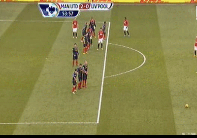 Xem tình huống này ở một góc rõ ràng hơn, thì Evra không việt vị khi nhảy lên đánh đầu từ quả phạt của Van Persie, và khi Evra đánh đầu thì cả anh lẫn Vidic đã vượt qua hàng thủ Liverpool. Như vậy Vidic không việt vị. Xem tình huống này ở một góc rõ ràng hơn, thì Evra không việt vị khi nhảy lên đánh đầu từ quả phạt của Van Persie, và khi Evra đánh đầu thì cả anh lẫn Vidic đã vượt qua hàng thủ Liverpool. Như vậy Vidic không việt vị.