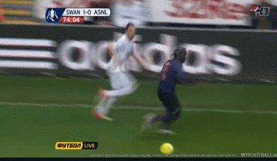 Phút 75: Một pha đỡ hụt bóng của đối phương tạo thời cơ cho Theo Walcott, nhưng anh lại dứt điểm chệch cột dọc. Phút 75: Một pha đỡ hụt bóng của đối phương tạo thời cơ cho Theo Walcott, nhưng anh lại dứt điểm chệch cột dọc.