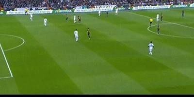 Varane cứu thua cho Real phút 26 khi phá bóng trên vạch vôi sau cú sút của Xavi. Varane cứu thua cho Real phút 26 khi phá bóng trên vạch vôi sau cú sút của Xavi.