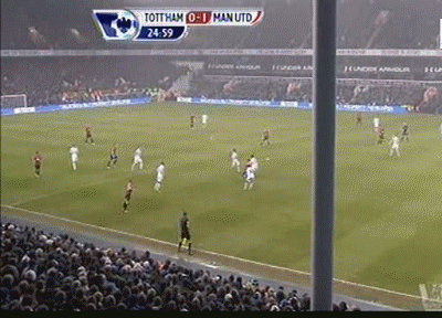4. Yếu tố trợ lý: Bàn thắng trận Tottenham là ví dụ cho ảnh hưởng của trợ lý Rene Meulensteen: Kagawa ở cánh phải đưa bóng ra cho Carrick ở giữa, Carrick đưa sang cánh trái để Welbeck di chuyển ngang mặt hàng thủ Spurs và mớm sang cánh phải cho Cleverley, người tạt về phía góc xa để Van Persie đánh đầu. Theo cách bố trí đầu trận, Kagawa đá ở giữa, Cleverley cánh trái và Welbeck cánh phải, nhưng trong tình huống ghi bàn họ hoán đổi vị trí cho nhau, đặc biệt là Cleverley, người khiến Kyle Walker trong pha ghi bàn. Nếu Sir Alex chọn người kế tục, hoặc người đó phải có trợ lý giỏi về huấn luyện hoán đổi vị trí, hoặc ông hãy chọn chính người đã dạy cầu thủ của ông cách đổi chỗ. 4. Yếu tố trợ lý: Bàn thắng trận Tottenham là ví dụ cho ảnh hưởng của trợ lý Rene Meulensteen: Kagawa ở cánh phải đưa bóng ra cho Carrick ở giữa, Carrick đưa sang cánh trái để Welbeck di chuyển ngang mặt hàng thủ Spurs và mớm sang cánh phải cho Cleverley, người tạt về phía góc xa để Van Persie đánh đầu. Theo cách bố trí đầu trận, Kagawa đá ở giữa, Cleverley cánh trái và Welbeck cánh phải, nhưng trong tình huống ghi bàn họ hoán đổi vị trí cho nhau, đặc biệt là Cleverley, người khiến Kyle Walker trong pha ghi bàn. Nếu Sir Alex chọn người kế tục, hoặc người đó phải có trợ lý giỏi về huấn luyện hoán đổi vị trí, hoặc ông hãy chọn chính người đã dạy cầu thủ của ông cách đổi chỗ.