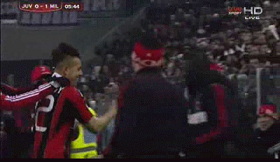 Phút 7: Juventus 0-1 AC Milan! El Shaarawy với cú dứt điểm rất gọn gàng. Phút 7: Juventus 0-1 AC Milan! El Shaarawy với cú dứt điểm rất gọn gàng.