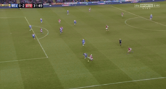 Phút 32: Podolski tạt bóng vào để Cazorla đánh đầu trong thế không bị ai kèm. Phút 32: Podolski tạt bóng vào để Cazorla đánh đầu trong thế không bị ai kèm.