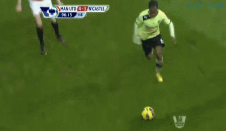 Cũng trong trận Man Utd 4-3 Newcastle, Mike Dean cũng có một quyết định đầy tranh cãi. Antonio Valencia có một pha vào bóng từ phía sau với Vurnon Anita ở cuối trận đấu, và lẽ ra đó sẽ là thẻ vàng thứ 2 cho Valencia, tuy nhiên Mike Dean vẫy tay bỏ qua, còn Anita sẽ phải nghỉ thi đấu dài hạn. Chưa kể tình huống Fabricio Coloccini của Newcastle để bóng chạm tay trong vòng cấm ở phút 80 nhưng Mike Dean bỏ qua, và cả tình huống Van Persie dường như đã đấm Coloccini trước khi ghi bàn gỡ hòa 3-3. Cách đây hơn 1 năm (tháng 11/2011), Dean còn là chủ đề tranh cãi khi chỉ phạt thẻ vàng David Luiz khi anh này xoạc sau với Demba Ba (của Newcastle) khi Ba đang ở thế 1-chọi-1 với Petr Cech. Cũng trong trận Man Utd 4-3 Newcastle, Mike Dean cũng có một quyết định đầy tranh cãi. Antonio Valencia có một pha vào bóng từ phía sau với Vurnon Anita ở cuối trận đấu, và lẽ ra đó sẽ là thẻ vàng thứ 2 cho Valencia, tuy nhiên Mike Dean vẫy tay bỏ qua, còn Anita sẽ phải nghỉ thi đấu dài hạn. Chưa kể tình huống Fabricio Coloccini của Newcastle để bóng chạm tay trong vòng cấm ở phút 80 nhưng Mike Dean bỏ qua, và cả tình huống Van Persie dường như đã đấm Coloccini trước khi ghi bàn gỡ hòa 3-3. Cách đây hơn 1 năm (tháng 11/2011), Dean còn là chủ đề tranh cãi khi chỉ phạt thẻ vàng David Luiz khi anh này xoạc sau với Demba Ba (của Newcastle) khi Ba đang ở thế 1-chọi-1 với Petr Cech.