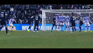 10. Cristiano Ronaldo: Một cầu thủ đá phạt rất tốt trong sự nghiệp với kiểu đứng trước bóng và chạy đà rất đặc trưng, tuy nhiên vấn đề chỉ là tính ổn định trong những cú sút phạt của anh trong suốt sự nghiệp. Thống kê chính xác cho thấy Ronaldo ghi tổng cộng 30 bàn thắng từ các pha đá phạt, tức chưa bằng nổi 1/3 của một trong những người sẽ xuất hiện trong danh sách này, thủ môn Rogerio Ceni. 10. Cristiano Ronaldo: Một cầu thủ đá phạt rất tốt trong sự nghiệp với kiểu đứng trước bóng và chạy đà rất đặc trưng, tuy nhiên vấn đề chỉ là tính ổn định trong những cú sút phạt của anh trong suốt sự nghiệp. Thống kê chính xác cho thấy Ronaldo ghi tổng cộng 30 bàn thắng từ các pha đá phạt, tức chưa bằng nổi 1/3 của một trong những người sẽ xuất hiện trong danh sách này, thủ môn Rogerio Ceni.