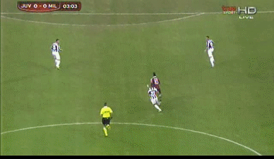 Phút 4: Ambrosini suýt nữa mở tỷ số cho Milan, nhưng cú sút xa của anh bị Storari đẩy vọt xà. Phút 4: Ambrosini suýt nữa mở tỷ số cho Milan, nhưng cú sút xa của anh bị Storari đẩy vọt xà.