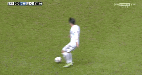 Ramires với một pha vào bóng rất nguy hiểm. Ramires với một pha vào bóng rất nguy hiểm.