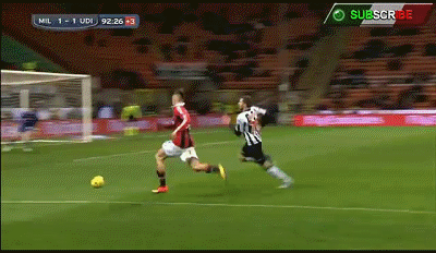 Quả penalty đầy tranh cãi của Milan ở cuối trận. Quả penalty đầy tranh cãi của Milan ở cuối trận.