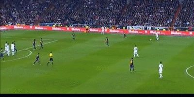 1-1 cho Real Madrid. Raphael Varane nhảy lên đánh đầu tung lưới Pinto sau đường chuyền của Ozil. 1-1 cho Real Madrid. Raphael Varane nhảy lên đánh đầu tung lưới Pinto sau đường chuyền của Ozil.