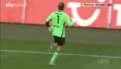 Jens Lehmann (khi còn ở Stuttgart) bị một cậu bé nhặt bóng của Hannover chơi xỏ. Jens Lehmann (khi còn ở Stuttgart) bị một cậu bé nhặt bóng của Hannover chơi xỏ.