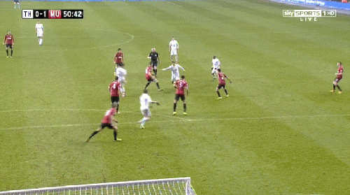 De Gea có pha cản phá bằng chân cú sút của Dempsey. De Gea có pha cản phá bằng chân cú sút của Dempsey.