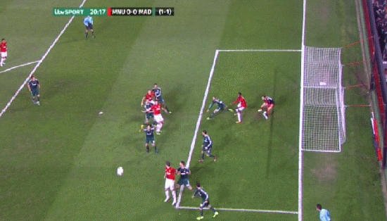 Nemanja Vidic đánh đầu chạm cột dọc. Nemanja Vidic đánh đầu chạm cột dọc.