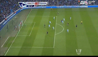 Phút 31: Các khán giả Etihad giật mình khi Steve Sidwell đưa bóng dội cột dọc Man City sau quả tạt của Damien Duff. Phút 31: Các khán giả Etihad giật mình khi Steve Sidwell đưa bóng dội cột dọc Man City sau quả tạt của Damien Duff.