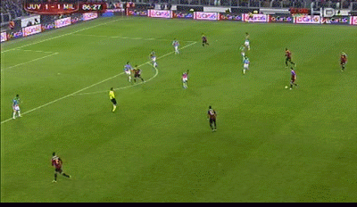 Phút 87: Niang suýt nữa đưa AC Milan vượt lên dẫn trước khi đánh đầu chệch cột dọc. Phút 87: Niang suýt nữa đưa AC Milan vượt lên dẫn trước khi đánh đầu chệch cột dọc.