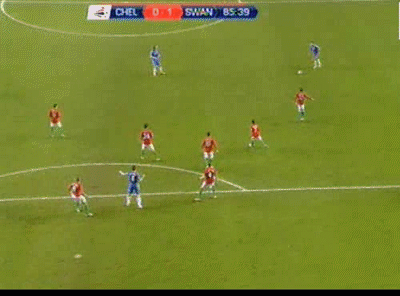 Phút 85: Demba Ba đánh đầu trúng vị trí của thủ môn Tremmel.