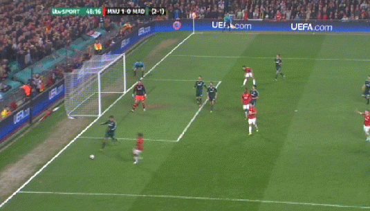 Sergio Ramos làm đổi hướng đường chuyền của Nani vào cầu môn nhà. Sergio Ramos làm đổi hướng đường chuyền của Nani vào cầu môn nhà.