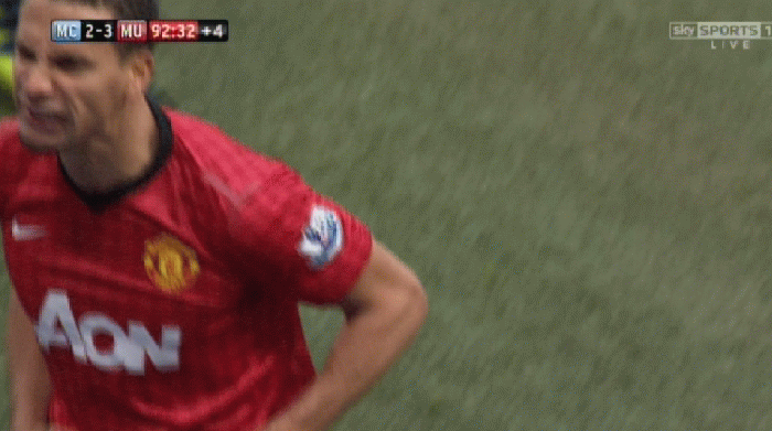 Rio Ferdinand bị ném đồng xu vào mặt sau pha ăn mừng bàn thắng của Robin Van Persie. Tuy nhiên cũng đáng đời cho Ferdinand vì đã ăn mừng thẳng về phía khán đài của đội chủ nhà theo kiểu Emmanuel Adebayor trước đây trong trận Man City - Arsenal. Rio Ferdinand bị ném đồng xu vào mặt sau pha ăn mừng bàn thắng của Robin Van Persie. Tuy nhiên cũng đáng đời cho Ferdinand vì đã ăn mừng thẳng về phía khán đài của đội chủ nhà theo kiểu Emmanuel Adebayor trước đây trong trận Man City - Arsenal.