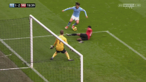 Sức ép dồn lên với Man Utd, và De Gea đã phải dùng vai cản cú đá này của Silva Sức ép dồn lên với Man Utd, và De Gea đã phải dùng vai cản cú đá này của Silva