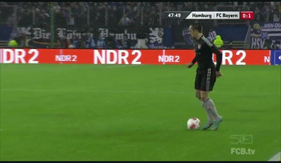 1. Thomas Muller (Bayern Munich): Một bàn thắng kinh điển mà không nhiều người nhắc tới. Thomas Muller phá bẫy việt vị và đón đường chuyền trong vòng cấm, tuy nhiên Rene Adler của Hamburg – xuất sắc như thường lệ - lao ra rất nhanh và buộc Muller phải dẫn bóng vòng ra ngoài khu 5m50, với ý định là chuyền ngược ra cho Mario Mandzukic dứt điểm. Tuy nhiên, nhận thấy Michael Mancienne và Heiko Westermann có thể cắt được bóng, và Toni Kroos không ở vị trí thuận lợi, Muller quyết định tận dụng khe hở hẹp để sút. Đây là một bàn thua hiếm hoi mà Adler tự mắc sai lầm dù đã ép Muller vào góc sút khó.