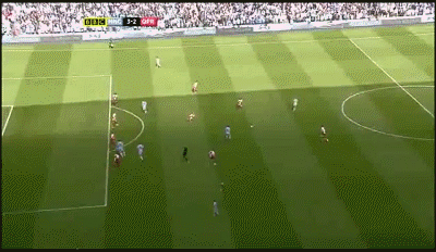 10. Sergio Aguero (Man City): Bàn thắng của lịch sử Man City. Mario Balotelli rướn người hết cỡ để chuyền bóng, và Sergio Aguero lao tới với tất cả sự cố gắng của mình bất chấp pha truy cản của đối phương, và cú sút còn lại là dấu chấm hết của 44 năm không danh hiệu mà Man City đã phải trải qua. Trong những hoàn cảnh