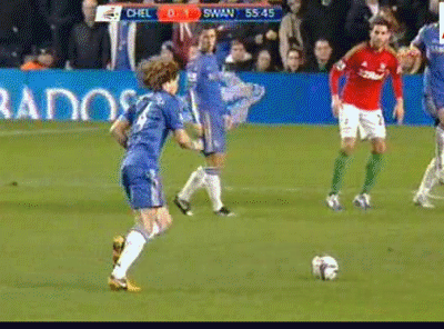 Phút 56: David Luiz có cú sút phạt không chính xác.