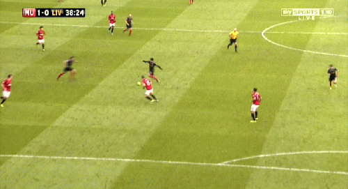 Pha phối hợp rất thiếu ăn ý của Gerrard và Suarez.