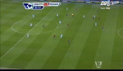 Phút 2: Man City 1-0 Fulham! Các khán giả còn chưa ngồi ấm chỗ thì bàn thắng đã đến. Mark Schwarzer cản cú sút xa của Dzeko, nhưng David Silva đã có mặt để đá bồi thành bàn. Phút 2: Man City 1-0 Fulham! Các khán giả còn chưa ngồi ấm chỗ thì bàn thắng đã đến. Mark Schwarzer cản cú sút xa của Dzeko, nhưng David Silva đã có mặt để đá bồi thành bàn.