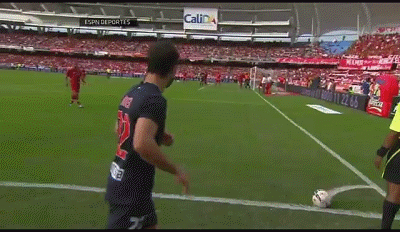 5. Radamel Falcao (Atletico Madrid): Nếu nhìn qua, có thể đây chỉ là một nỗ lực cá nhân xuất thần của Falcao. Tuy nhiên khi tôi xem kỹ lại bàn thắng, đó là một tình huống dàn xếp cực kỳ tinh vi. Oliver đá phạt góc đưa bóng ra mé ngoài vòng cấm, 2 trung vệ Jorge Pulido và Diego Godin chạy dạt sang 2 phía cầu môn để tạo khoảng không cho đường sút và hút trung vệ đối phương, còn Arda Turan dựng màn chắn để ngăn cản tiền vệ phòng ngự của America de Cali tiếp cận Falcao, người thực hiện cú dứt điểm.