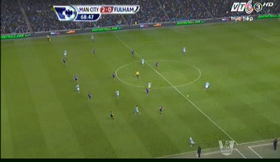 Phút 68: Man City 2-0 Fulham! Tevez có cú giật gót cho Silva băng từ trung lộ vào vòng cấm và ghi bàn trong pha 1-chọi-1 với Schwarzer. Phút 68: Man City 2-0 Fulham! Tevez có cú giật gót cho Silva băng từ trung lộ vào vòng cấm và ghi bàn trong pha 1-chọi-1 với Schwarzer.
