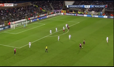 4. Philippe Mexes (Milan): Ở một góc độ nào đó, bàn thắng này còn khó hơn so với bàn thắng của Ibrahimovic, bởi Mexes bị kèm bởi Olivier Deschacht, trong khi thủ môn Silvio Proto vẫn còn đứng trong cầu môn.