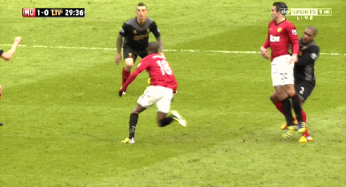 Phút 30: Pha va chạm rất mạnh của Daniel Agger và Ashley Young.