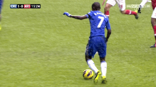 Phút 15: Ramires bị phạm lỗi trong vòng cấm bởi Szczesny, và Chelsea hưởng penalty. Phút 15: Ramires bị phạm lỗi trong vòng cấm bởi Szczesny, và Chelsea hưởng penalty.
