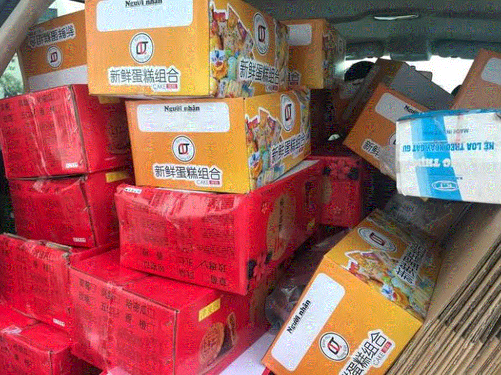 Các thùng bánh trung thu không rõ nguồn gốc. Các thùng bánh trung thu không rõ nguồn gốc.