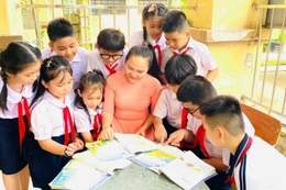 Giáo viên và học sinh Trường Tiểu học Phan Chu Trinh (phường Lái Thiêu, Thành phố Hồ Chí Minh). Ảnh: website nhà trường.