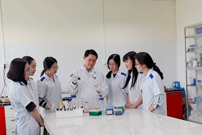 Giảng viên Trường Đại học Nông Lâm Thành phố Hồ Chí Minh hướng dẫn sinh viên trong thao tác sinh học phân tử. Ảnh: Nhà trường từng cung cấp