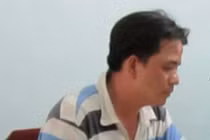 Giật súng, dùng mũ bảo hiểm tấn công CSGT