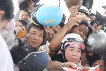 Đà Nẵng: Kinh hoàng cảnh chen lấn, xô đẩy đổi mũ bảo hiểm 