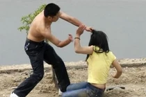 Đánh chết người yêu vì tụ tập chơi “hàng đá”