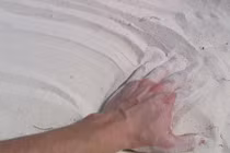 Phát hiện thi thể nam thanh niên vùi dưới bãi cát