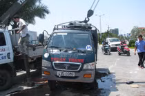 Xe tải mất lái, lật chổng vó giữa phố, hàng trăm người hoảng loạn