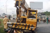 Xe cẩu mất lái, tông hàng loạt xe máy, 3 người chết thảm