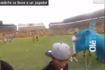 Nhảy dù xông vào giữa trận đấu của... Barcelona