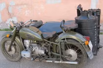 Xem chế xe ba bánh chạy bằng nồi hơi đun từ củi