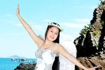 Nữ sinh Phú Yên lướt ngón tay xinh trên những phím đàn